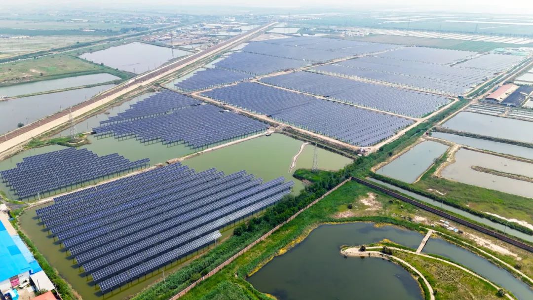 國電電力天津?yàn)I海新區(qū)大港板橋農(nóng)場(chǎng)“漁光互補(bǔ)”光伏發(fā)電項(xiàng)目光伏場(chǎng)區(qū)發(fā)電組件安裝完成