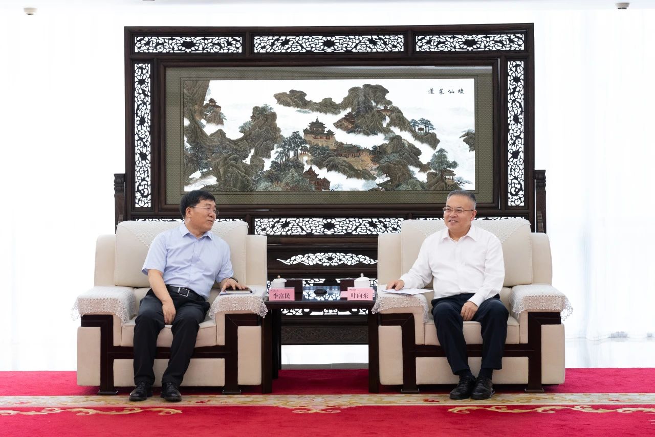 華電集團(tuán)黨組副書記、總經(jīng)理葉向東與三峽集團(tuán)黨組副書記、總經(jīng)理李富民舉行會談