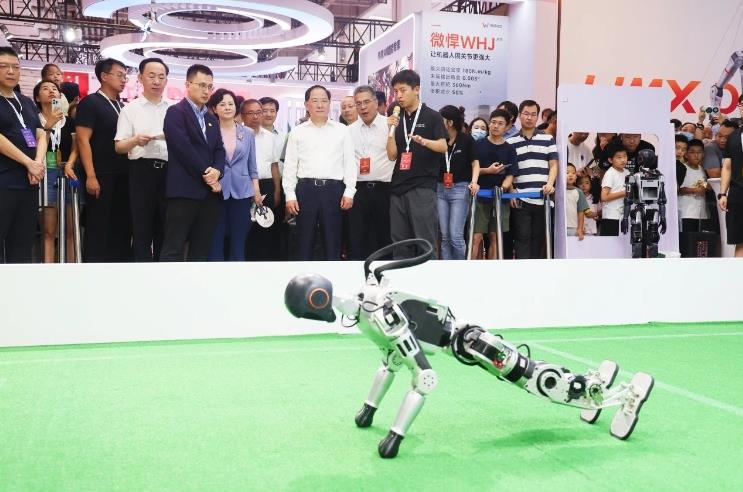 工信部黨組書記、部長(zhǎng)金壯龍參觀調(diào)研2024世界機(jī)器人大會(huì)