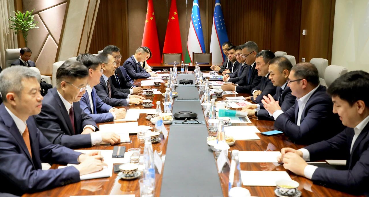 大唐集團有限公司黨組書記、董事長鄒磊與烏茲別克斯坦總理阿里波夫會談