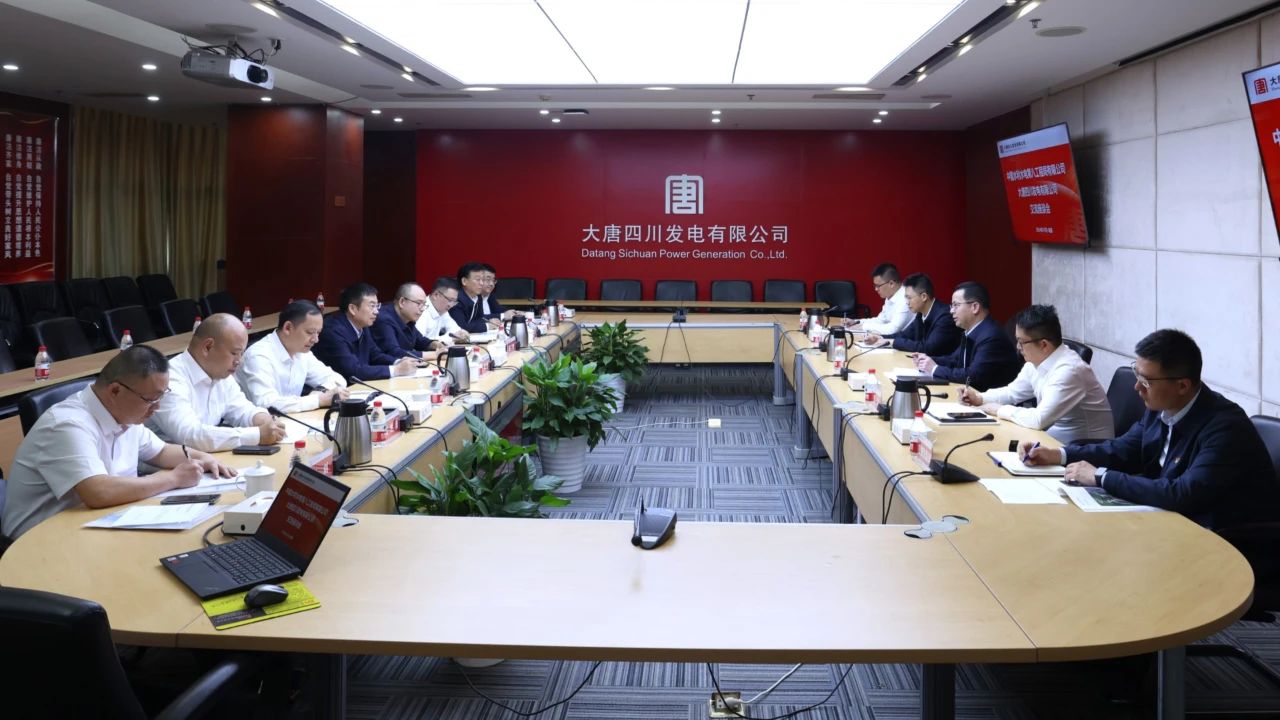 梁華與水電八局黨委書記、董事長姜清華會談