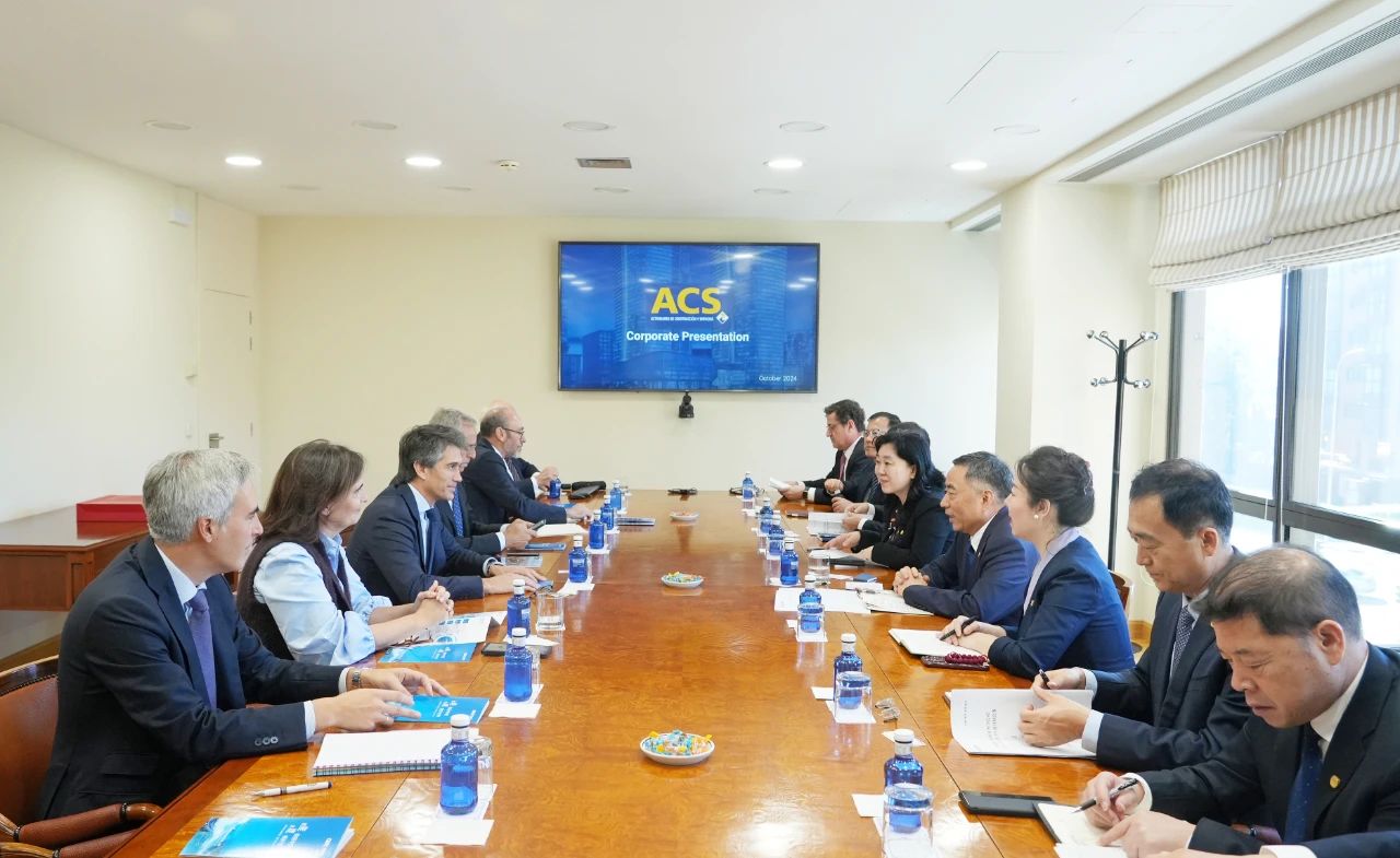 中國能建黨委書記、董事長宋海良與西班牙ACS公司首席執(zhí)行官胡安·桑塔馬里亞會(huì)談
