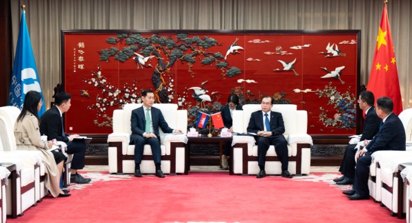 華電集團(tuán)董事長(zhǎng)、黨組書記江毅與柬埔寨礦能部部長(zhǎng)高·洛塔納會(huì)談