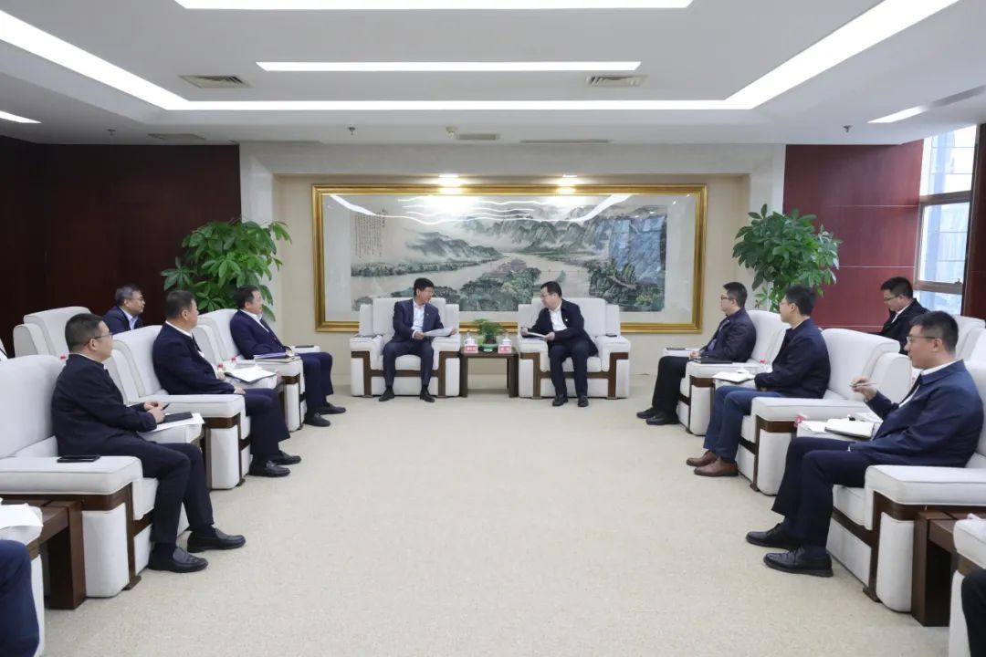 大唐四川公司黨委書記、董事長梁華與中能建西南區(qū)域總部黨委書記、總經(jīng)理，中能建西南投資公司黨委書記、董事長鄒小川會談