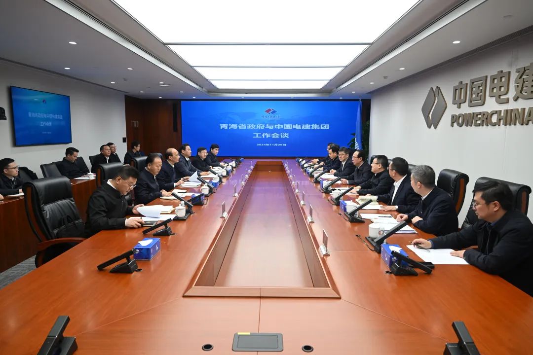 中國(guó)電建黨委書(shū)記、董事長(zhǎng)丁焰章與青海省委副書(shū)記、省長(zhǎng)吳曉軍會(huì)談