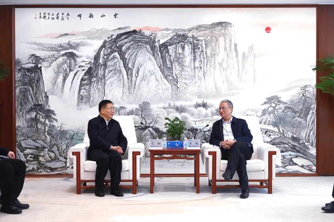 中國電建黨委副書記、總經(jīng)理王斌與內(nèi)蒙古自治區(qū)黨委常委、呼和浩特市委書記包鋼會談