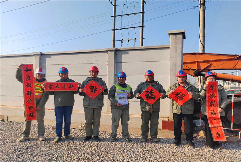 湖北荊力總包公司開展走進(jìn)重點(diǎn)工程項(xiàng)目部，送文化到工地一線慰問活動