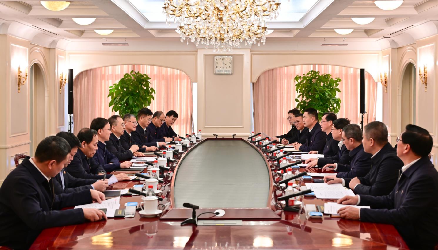 大唐集團(tuán)董事長鄒磊、總經(jīng)理張傳江與中國安能董事長陳奕輝、總經(jīng)理周慶豐會談