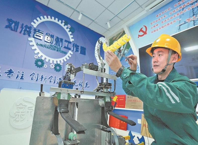 【國(guó)網(wǎng)特等勞?！縿⒑榧骸坝媚X子”爬塔走線 靠創(chuàng)新干出實(shí)效