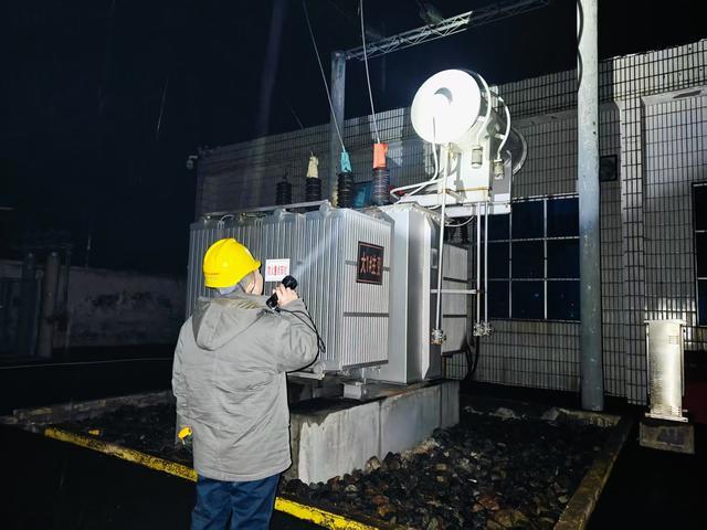 國網(wǎng)偃師供電公司全力應(yīng)對(duì)風(fēng)雪，確保供電穩(wěn)定