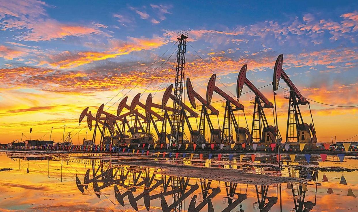 兩大能源機(jī)構(gòu)下調(diào)今年石油供應(yīng)過剩預(yù)期，油價(jià)全年怎么走