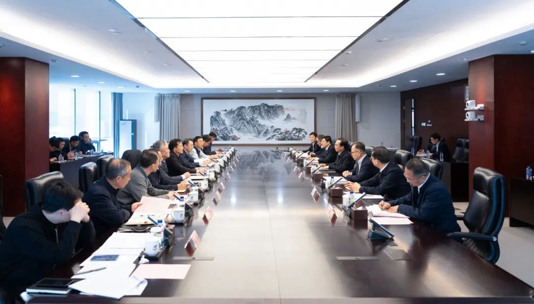 華電集團(tuán)董事長(zhǎng)、黨組書(shū)記江毅與北京市政府黨組成員、副市長(zhǎng)文獻(xiàn)舉行會(huì)談