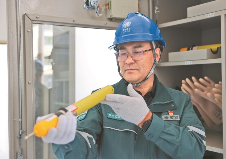 鄉(xiāng)親們的燈亮了，我的心就踏實了——記全國勞動模范楊波