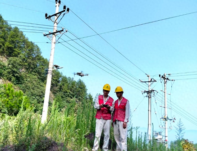 國(guó)網(wǎng)豐都供電公司無人機(jī)巡檢防山火于未“燃”