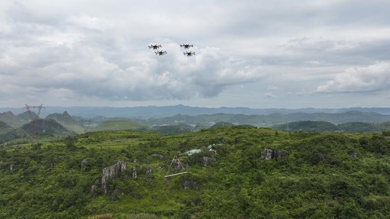 重載無(wú)人機(jī)四機(jī)聯(lián)吊首次運(yùn)用于貴州省220千伏輸電線(xiàn)路施工現(xiàn)場(chǎng)