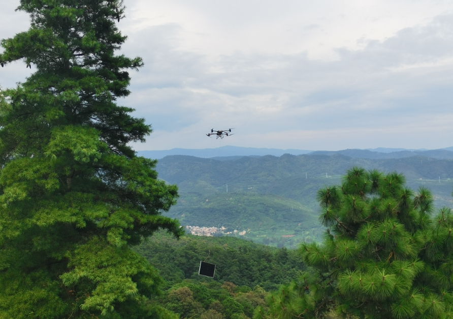 無人機“飛”越陡坡，山地光伏施工提速